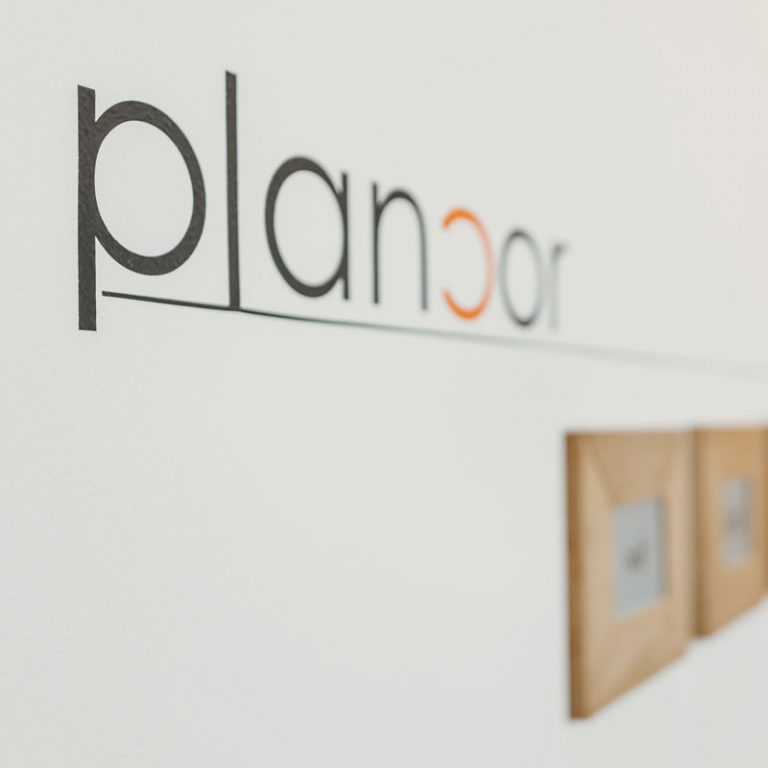 plancor-Schriftzug an Wand